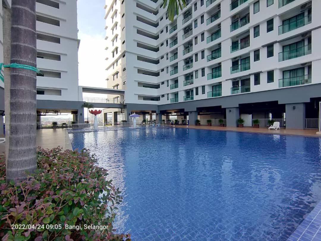 Hidayah Homestay Near Ukm And Ktm Station With High Speed Wifi - Pool & River View Bangi Exterior foto